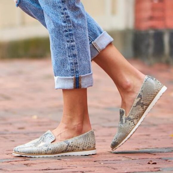 NEW COMFORTIVA Leather Ryen Comfort Slip On Sneakers women snake details 7253m0 - Picture 1 of 11